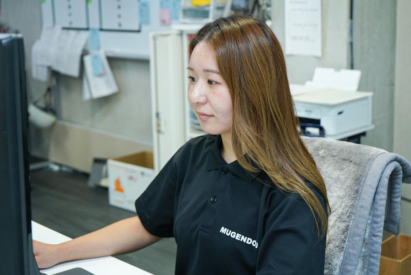 【リユースショップ無限堂大阪店】オフィス家具館のアルバイト・バイト求人情報-01