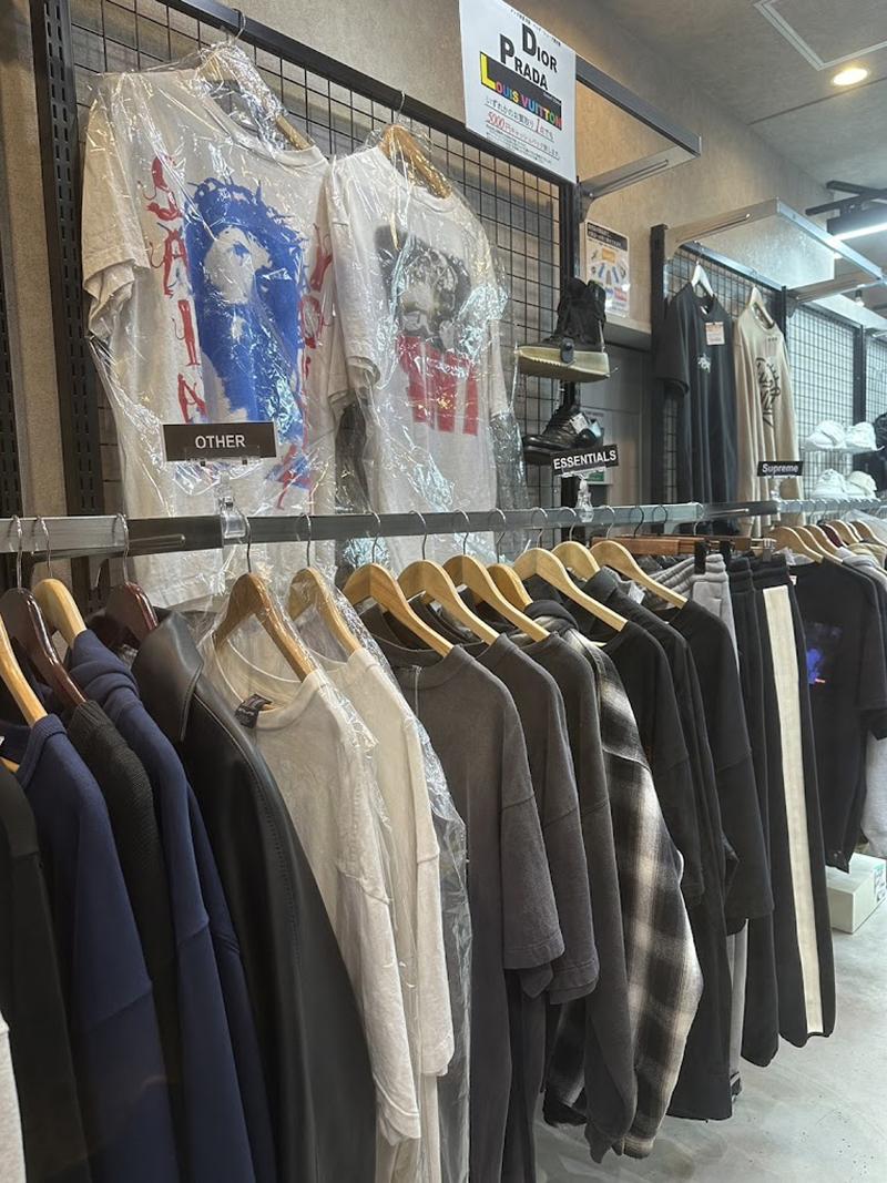 元買取アパレル定員　大学生 ブランド古着屋「SeekeR 心斎橋店」販売買取バイヤースタッフ